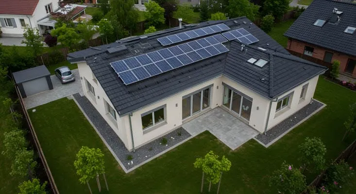 Casa-painel-solar | Ocaszen | Equilíbrio De Corpo Casa E Consciência Casa Com Painel Solar