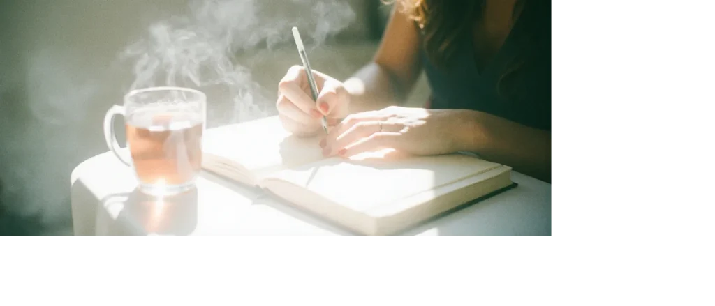 Escrevendo_diario_de_gratidao | Ocaszen | Equilíbrio De Corpo Casa E Consciência Rotina De Bem estar Escrita Reflexiva Com Chá E Diário De Gratidão
